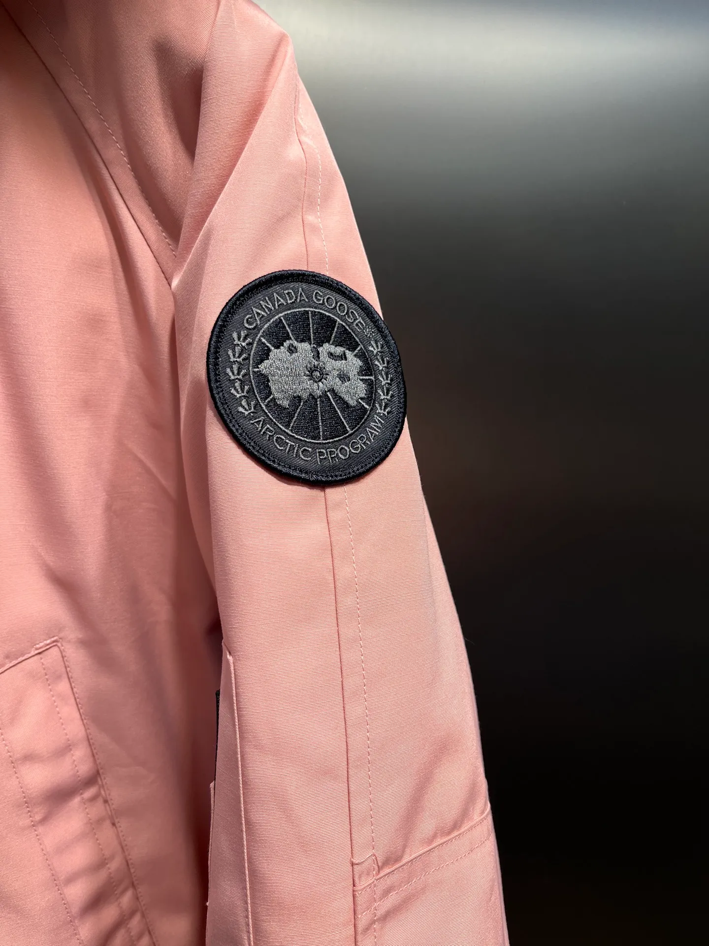 P780 high-end version (new version of Big Goose 01) Canada Goose Canada Goose #Chilliwack 7999M bomber jacket short down jacket/01 model #Men and Women Same Style# ➖ Genuine synchronous anti-counterfeiting chip sensor! ➖ Imported 21S polyester-cotton blended original fabric [last year’s 16S/18S hard fabrics have been completely eliminated, this year all use 21S genuine synchronous fabrics, the soft mid-strap feels delicate and textured], genuine synchronous Feather-Light 10D waterproof coating fabric, made of 84.5 polyester fiber and 15.5 cotton, 100% the best feel in the entire network! ➖ The genuine official website is synchronized with the national standard 80 white duck down, you can check the official website customer service, there will never be a series of misleading claims such as 90 down or goose down! ➖ Using the best nylon lining with double double-layer sealing design, velvet-proof No. 7 needle + grid-filled down ready-made garments, there is 100% no so-called velvet running! ➖ The cuffs are designed with thickened seamless threads, and the collar and pockets are lined with top-quality polar fleece to keep you warm and comfortable! ➖ Yoshida YKK provides original custom-made electroplated sliders. YKK two-way lockable zippers are tight and smooth and will not peel off paint! ➖ 3M composite guarantees that the Velcro is the same as the original, durable, and all accessories and hardware are custom-made! ➖ Imported BEHRINGER embroidery machine to customize the 10,000-needle embroidery logo, 98% of which can be reproduced to restore the original logo. You can check and compare on the official website! ➖ The fur collars are all made of large pieces of Western Canadian blue wolf hide, ensuring that each fur collar is 13-15cm wide!   Size:XS-XXL
